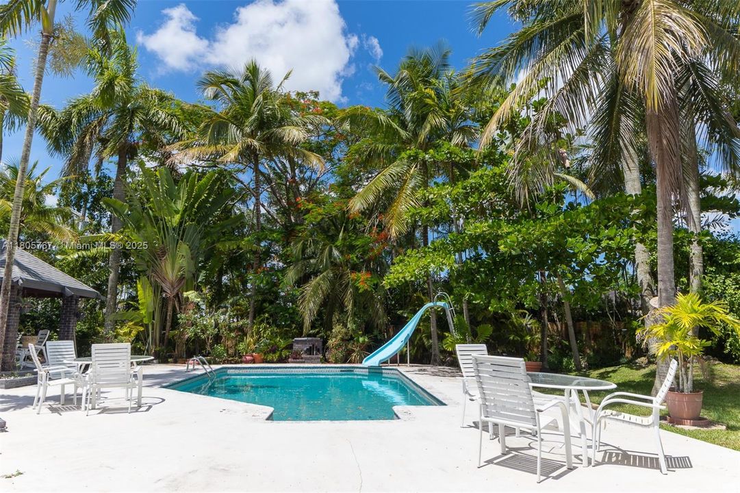 Vendido Recientemente: $1,999,999 (5 camas, 3 baños, 2574 Pies cuadrados)