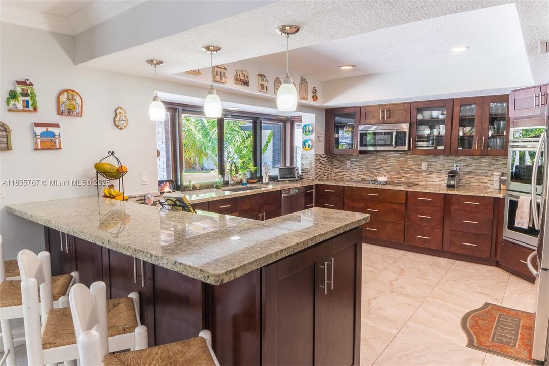 Vendido Recientemente: $1,999,999 (5 camas, 3 baños, 2574 Pies cuadrados)