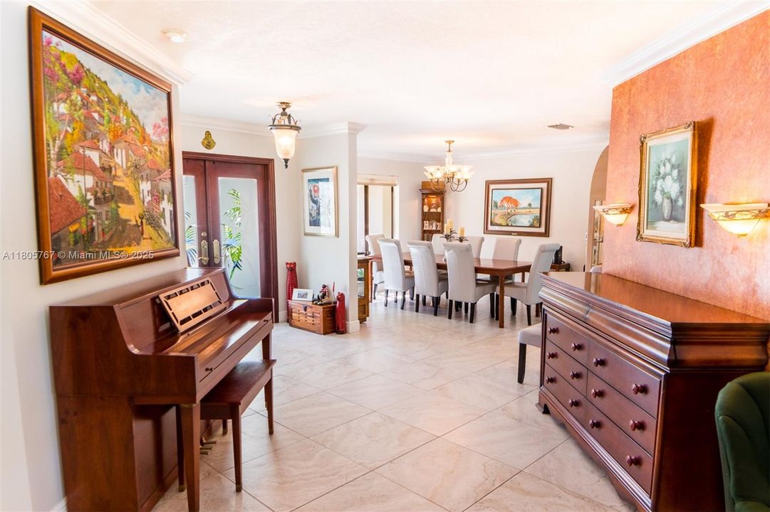 Vendido Recientemente: $1,999,999 (5 camas, 3 baños, 2574 Pies cuadrados)