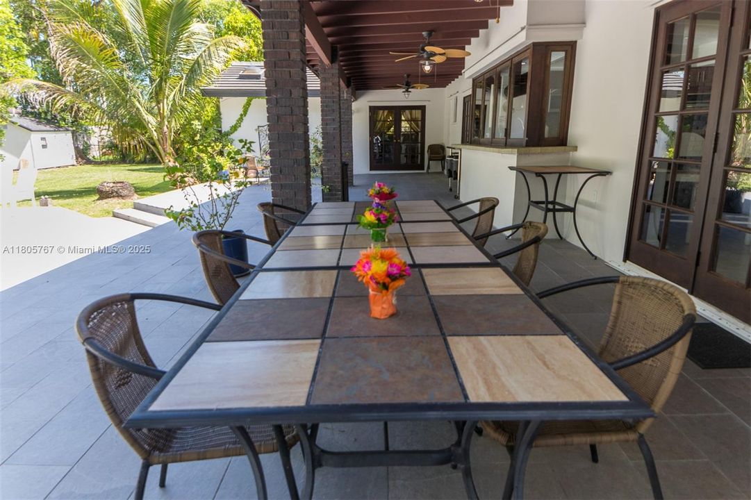 Vendido Recientemente: $1,999,999 (5 camas, 3 baños, 2574 Pies cuadrados)