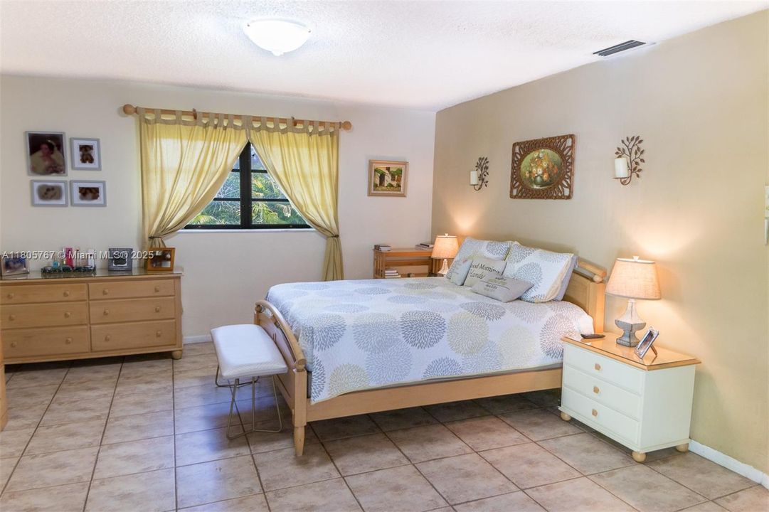 Vendido Recientemente: $1,999,999 (5 camas, 3 baños, 2574 Pies cuadrados)