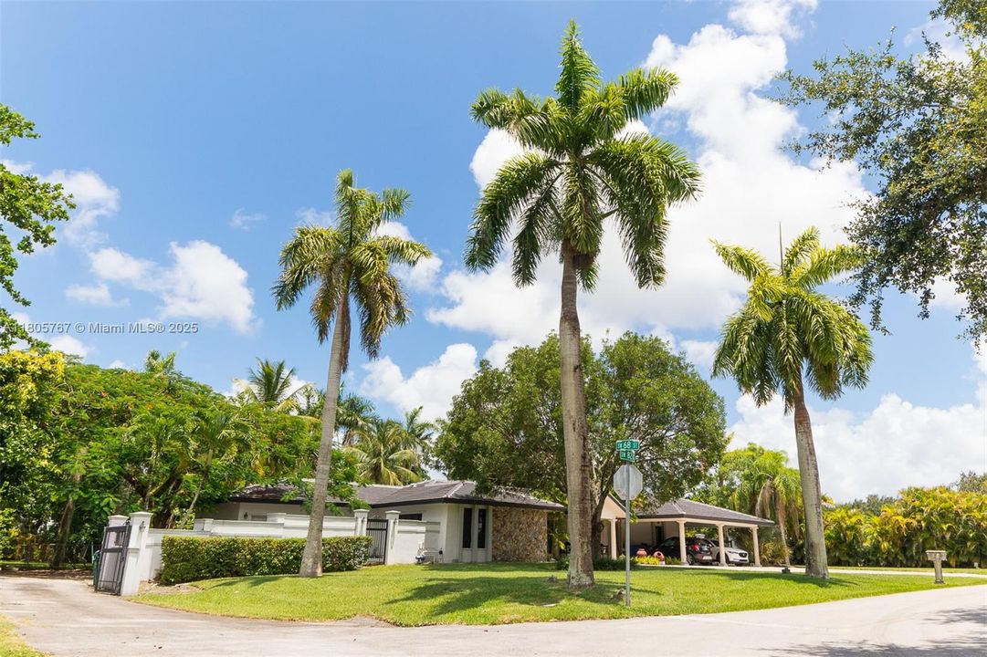 Vendido Recientemente: $1,999,999 (5 camas, 3 baños, 2574 Pies cuadrados)