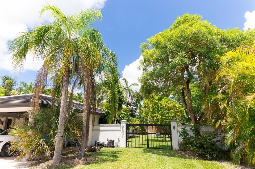 Vendido Recientemente: $1,999,999 (5 camas, 3 baños, 2574 Pies cuadrados)