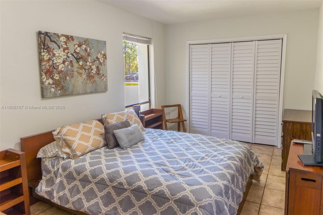 Vendido Recientemente: $1,999,999 (5 camas, 3 baños, 2574 Pies cuadrados)