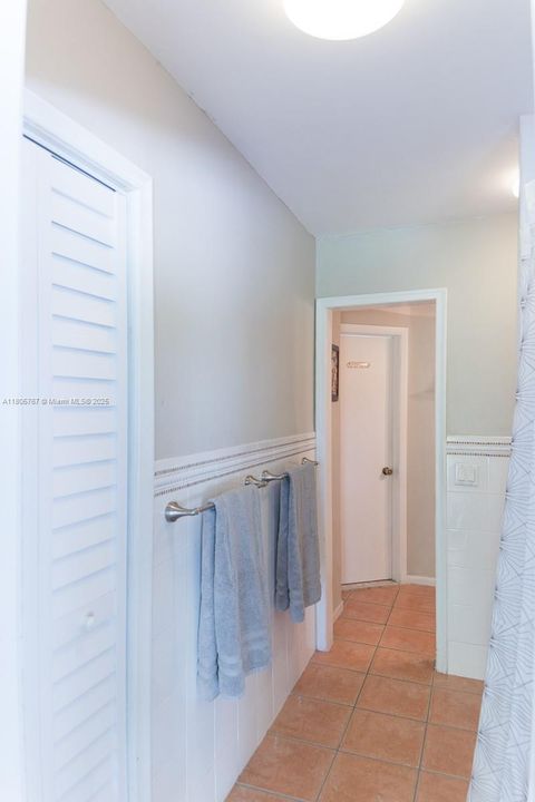 Vendido Recientemente: $1,999,999 (5 camas, 3 baños, 2574 Pies cuadrados)