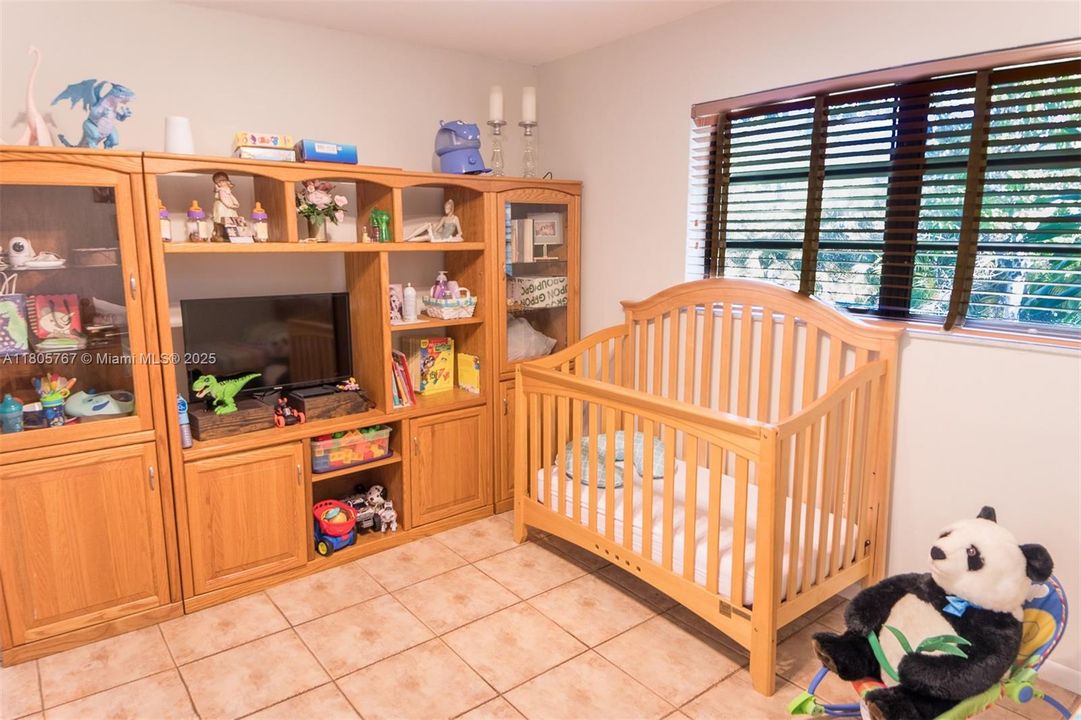 Vendido Recientemente: $1,999,999 (5 camas, 3 baños, 2574 Pies cuadrados)