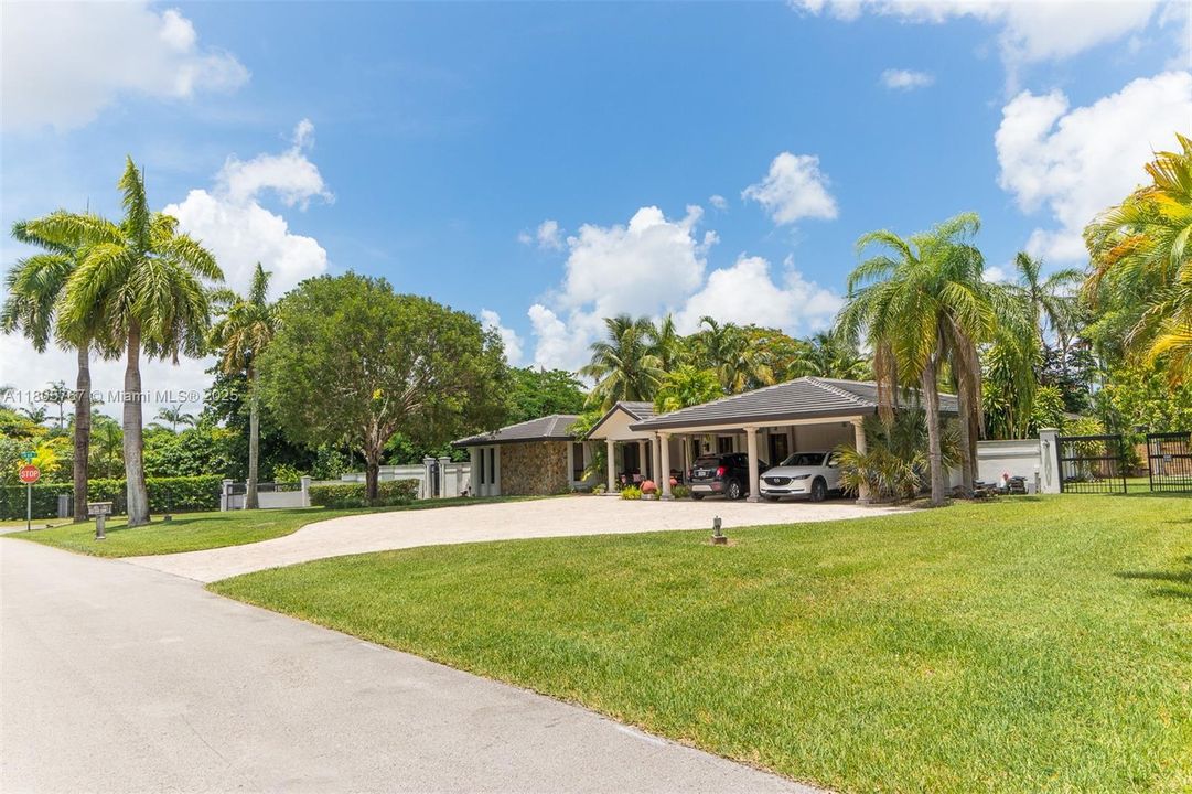 Vendido Recientemente: $1,999,999 (5 camas, 3 baños, 2574 Pies cuadrados)