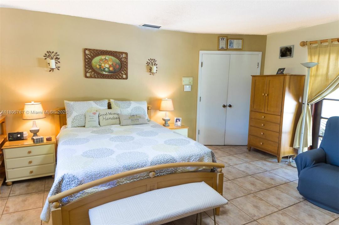 Vendido Recientemente: $1,999,999 (5 camas, 3 baños, 2574 Pies cuadrados)