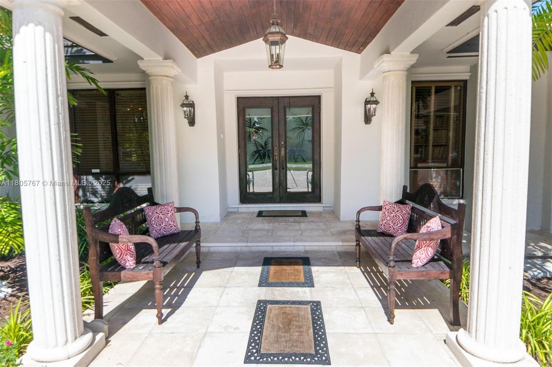 Vendido Recientemente: $1,999,999 (5 camas, 3 baños, 2574 Pies cuadrados)