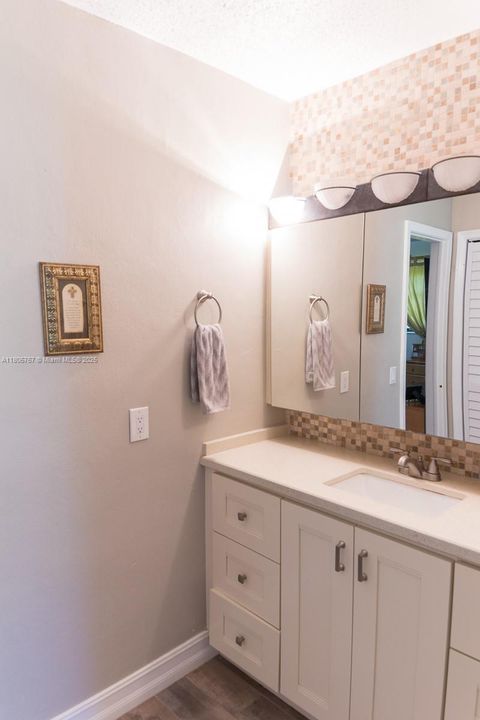 Vendido Recientemente: $1,999,999 (5 camas, 3 baños, 2574 Pies cuadrados)