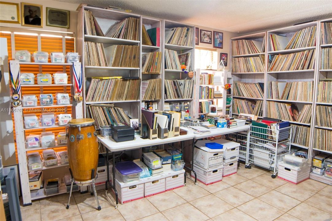 Vendido Recientemente: $1,999,999 (5 camas, 3 baños, 2574 Pies cuadrados)