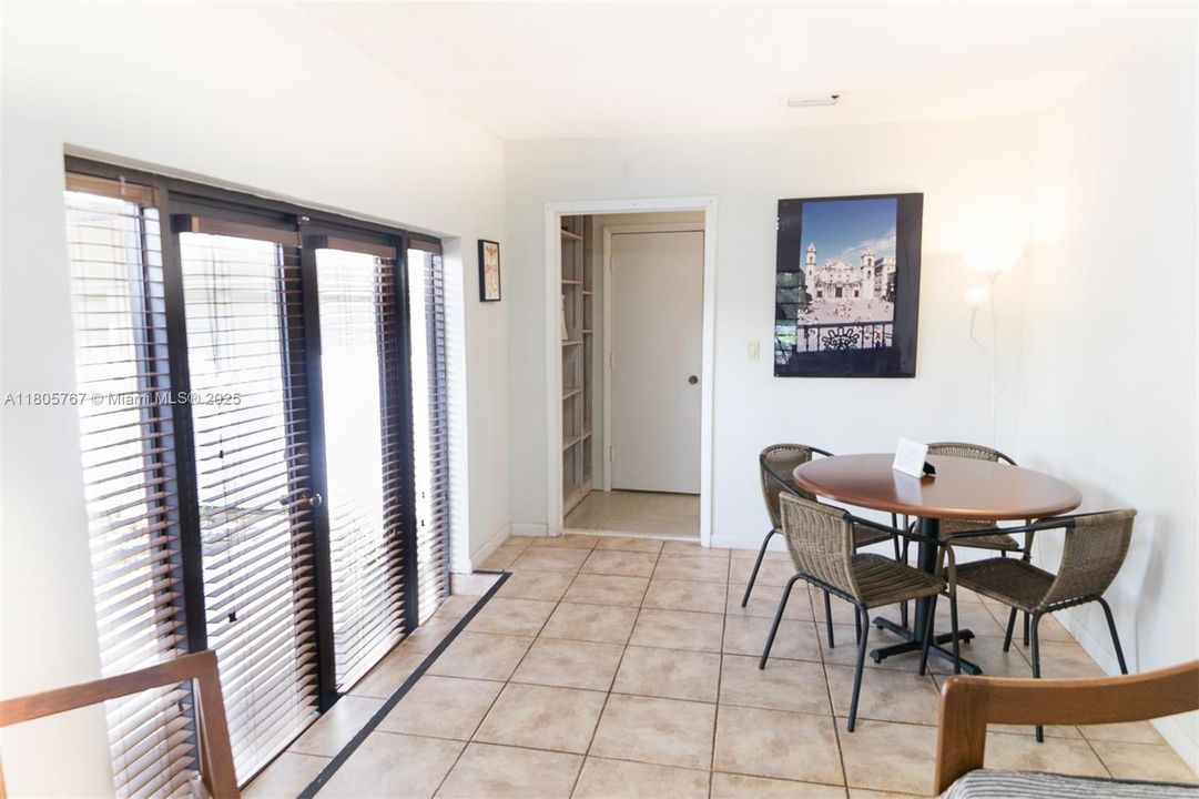 Vendido Recientemente: $1,999,999 (5 camas, 3 baños, 2574 Pies cuadrados)