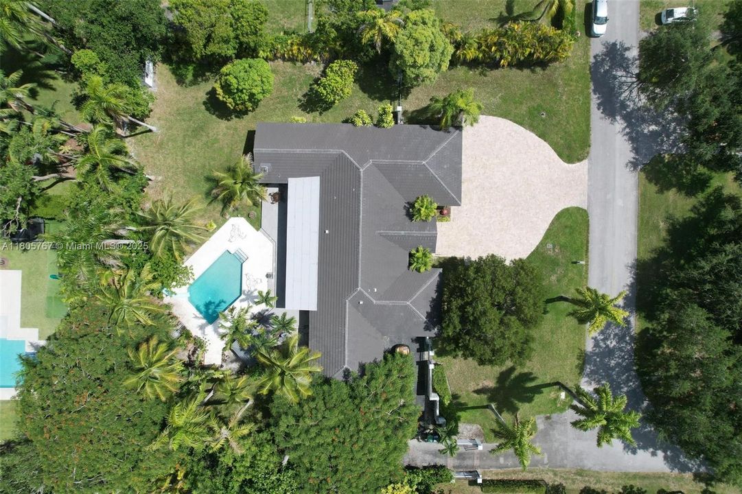 Vendido Recientemente: $1,999,999 (5 camas, 3 baños, 2574 Pies cuadrados)