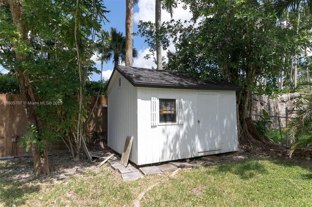 Vendido Recientemente: $1,999,999 (5 camas, 3 baños, 2574 Pies cuadrados)