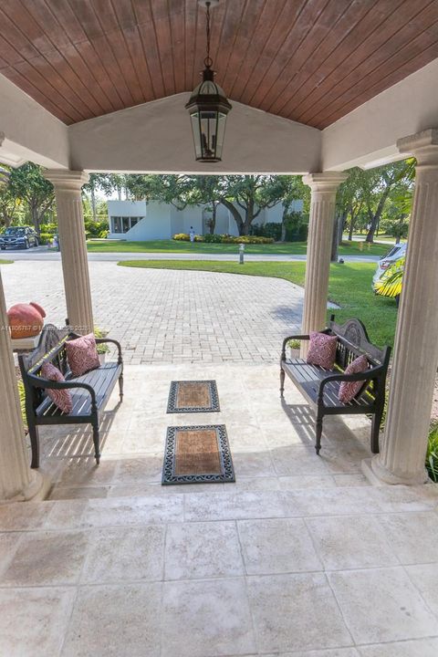 Vendido Recientemente: $1,999,999 (5 camas, 3 baños, 2574 Pies cuadrados)