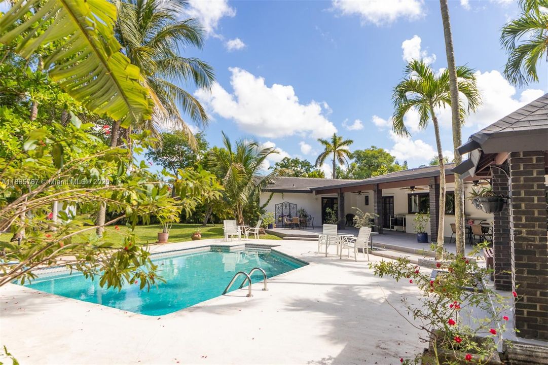 Vendido Recientemente: $1,999,999 (5 camas, 3 baños, 2574 Pies cuadrados)