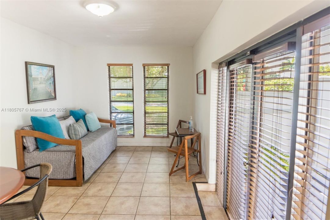 Vendido Recientemente: $1,999,999 (5 camas, 3 baños, 2574 Pies cuadrados)