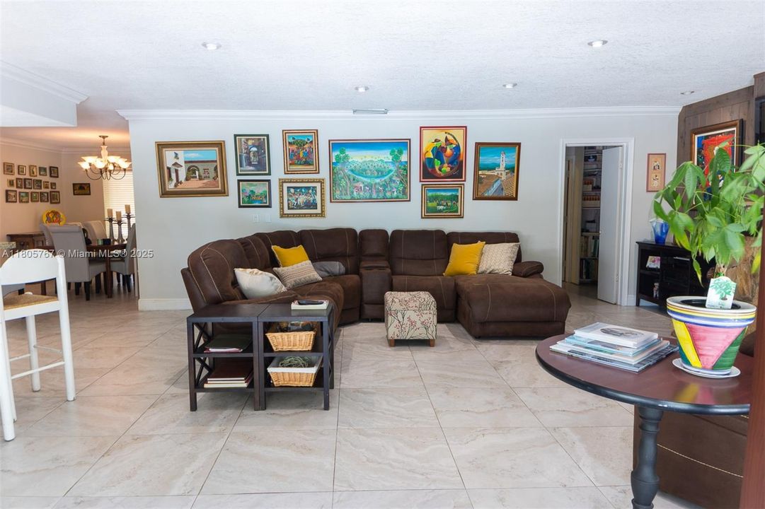 Vendido Recientemente: $1,999,999 (5 camas, 3 baños, 2574 Pies cuadrados)