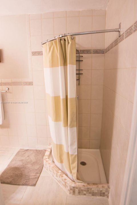 Vendido Recientemente: $1,999,999 (5 camas, 3 baños, 2574 Pies cuadrados)