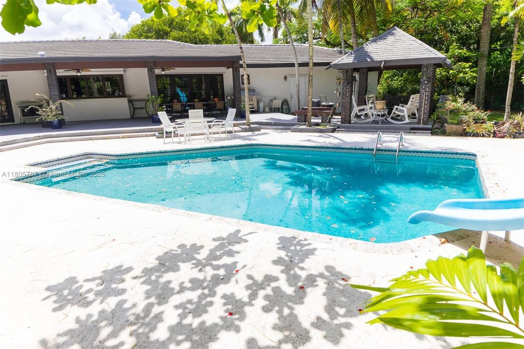 Vendido Recientemente: $1,999,999 (5 camas, 3 baños, 2574 Pies cuadrados)