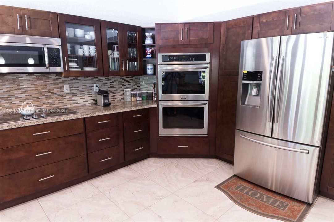 Vendido Recientemente: $1,999,999 (5 camas, 3 baños, 2574 Pies cuadrados)