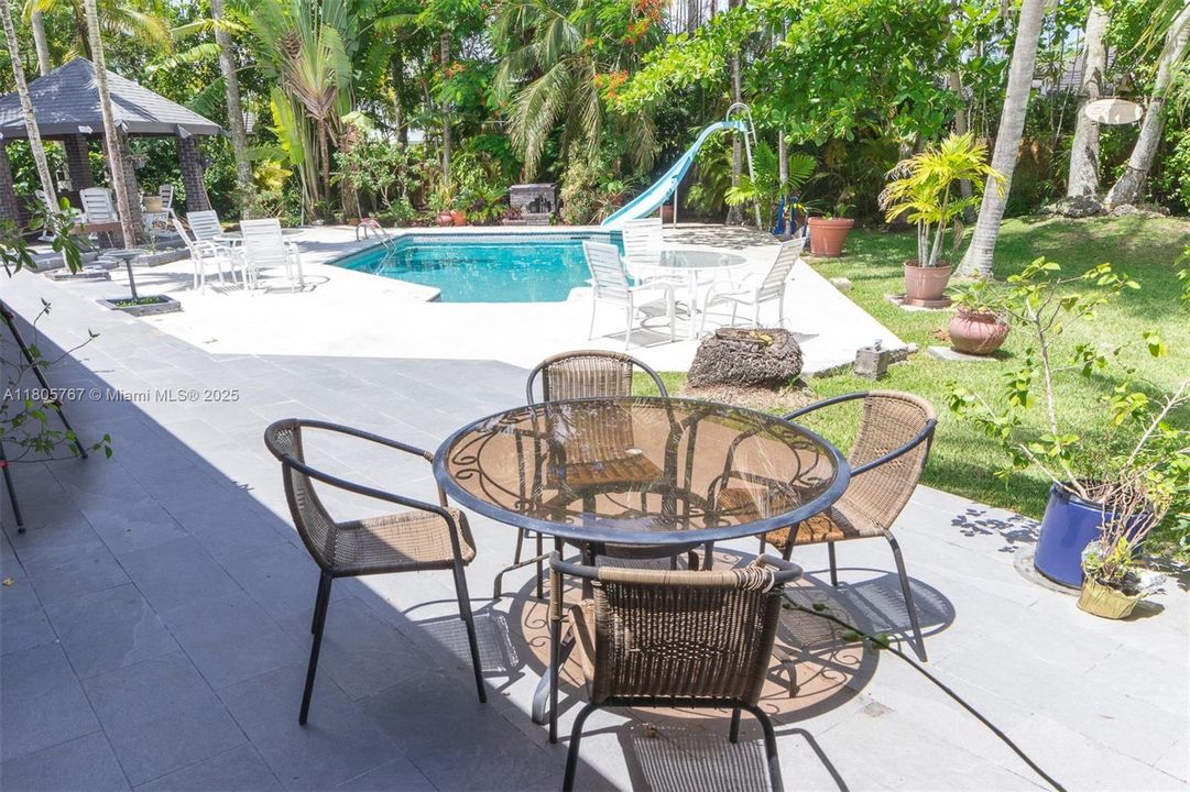 Vendido Recientemente: $1,999,999 (5 camas, 3 baños, 2574 Pies cuadrados)