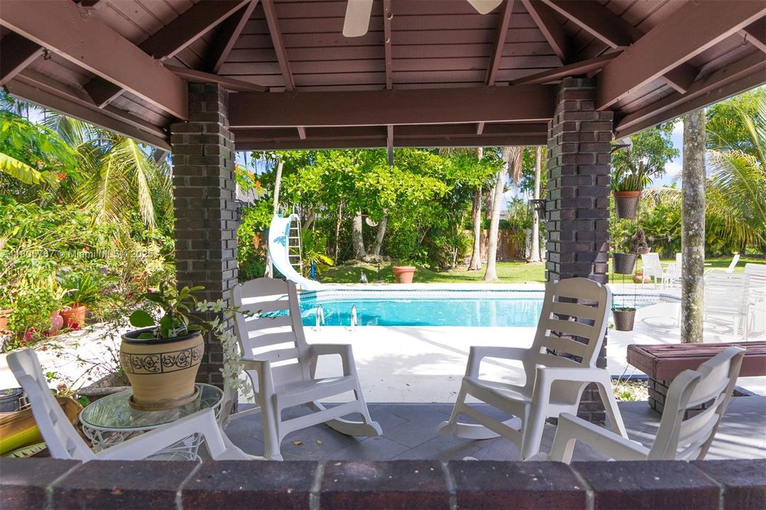 Vendido Recientemente: $1,999,999 (5 camas, 3 baños, 2574 Pies cuadrados)