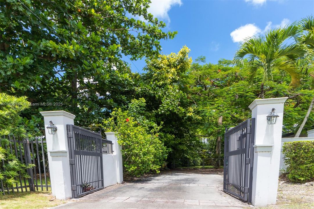 Vendido Recientemente: $1,999,999 (5 camas, 3 baños, 2574 Pies cuadrados)