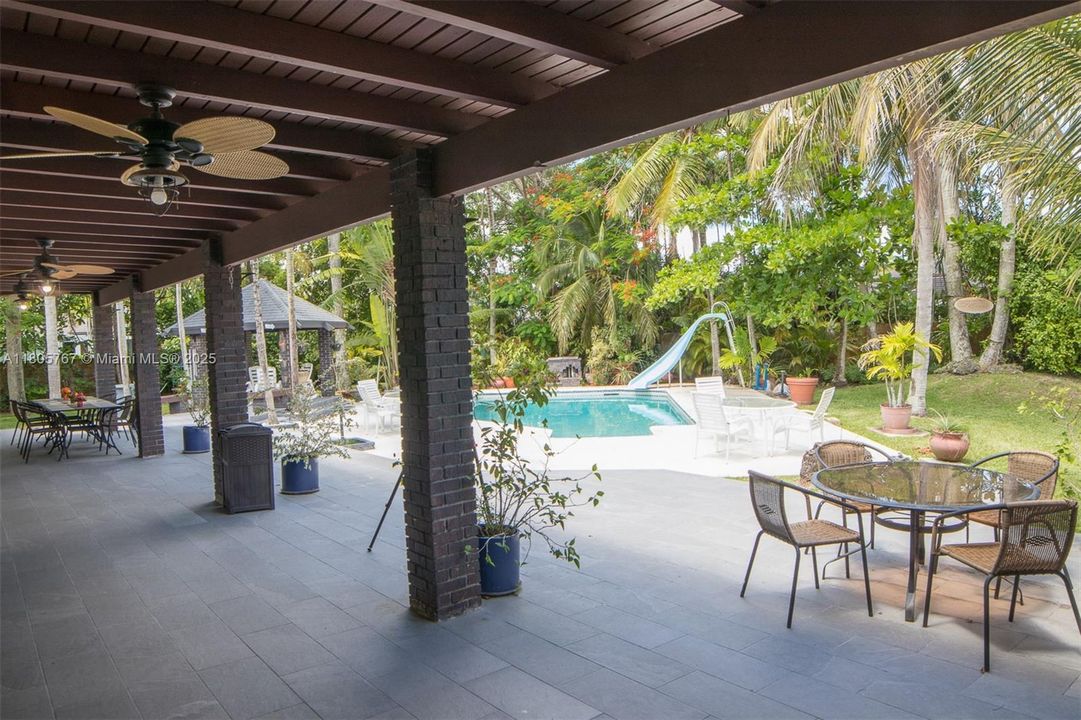 Vendido Recientemente: $1,999,999 (5 camas, 3 baños, 2574 Pies cuadrados)