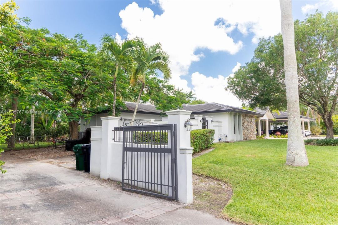 Vendido Recientemente: $1,999,999 (5 camas, 3 baños, 2574 Pies cuadrados)