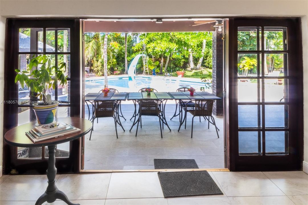 Vendido Recientemente: $1,999,999 (5 camas, 3 baños, 2574 Pies cuadrados)