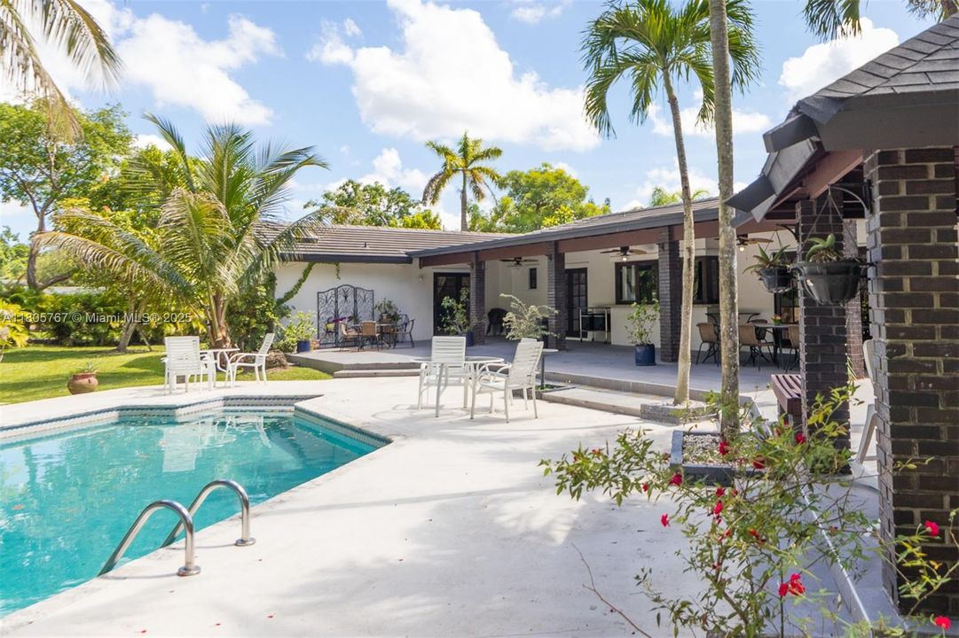 Vendido Recientemente: $1,999,999 (5 camas, 3 baños, 2574 Pies cuadrados)