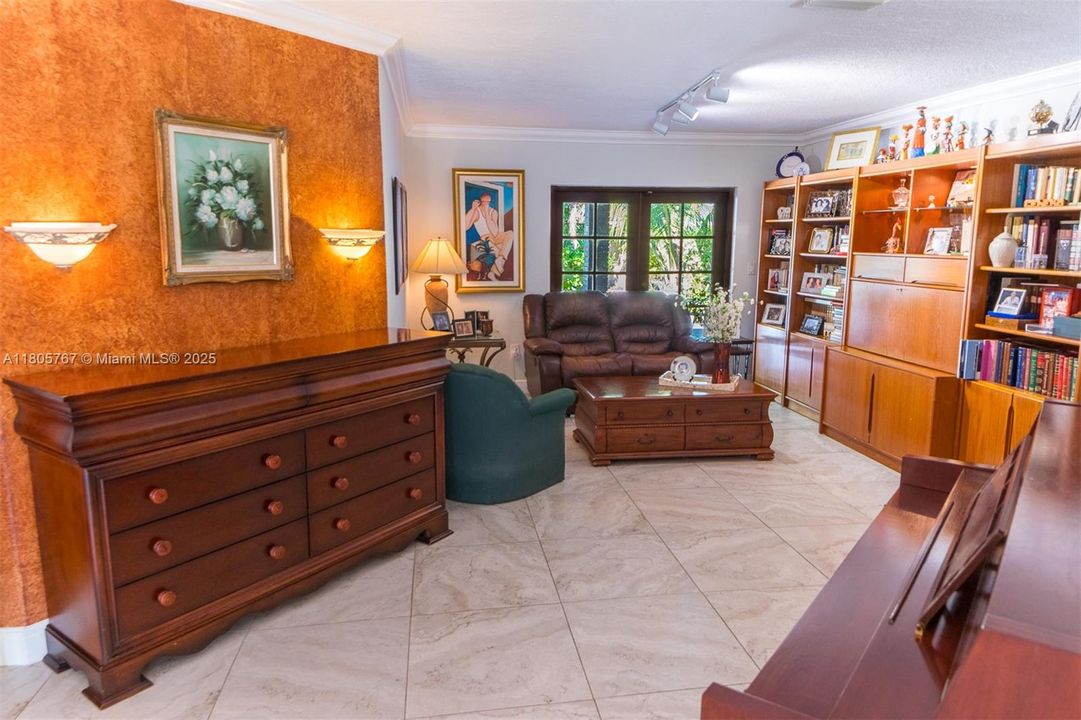 Vendido Recientemente: $1,999,999 (5 camas, 3 baños, 2574 Pies cuadrados)