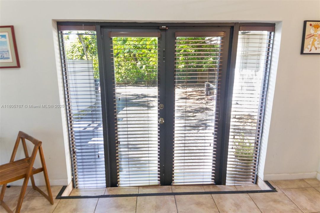 Vendido Recientemente: $1,999,999 (5 camas, 3 baños, 2574 Pies cuadrados)