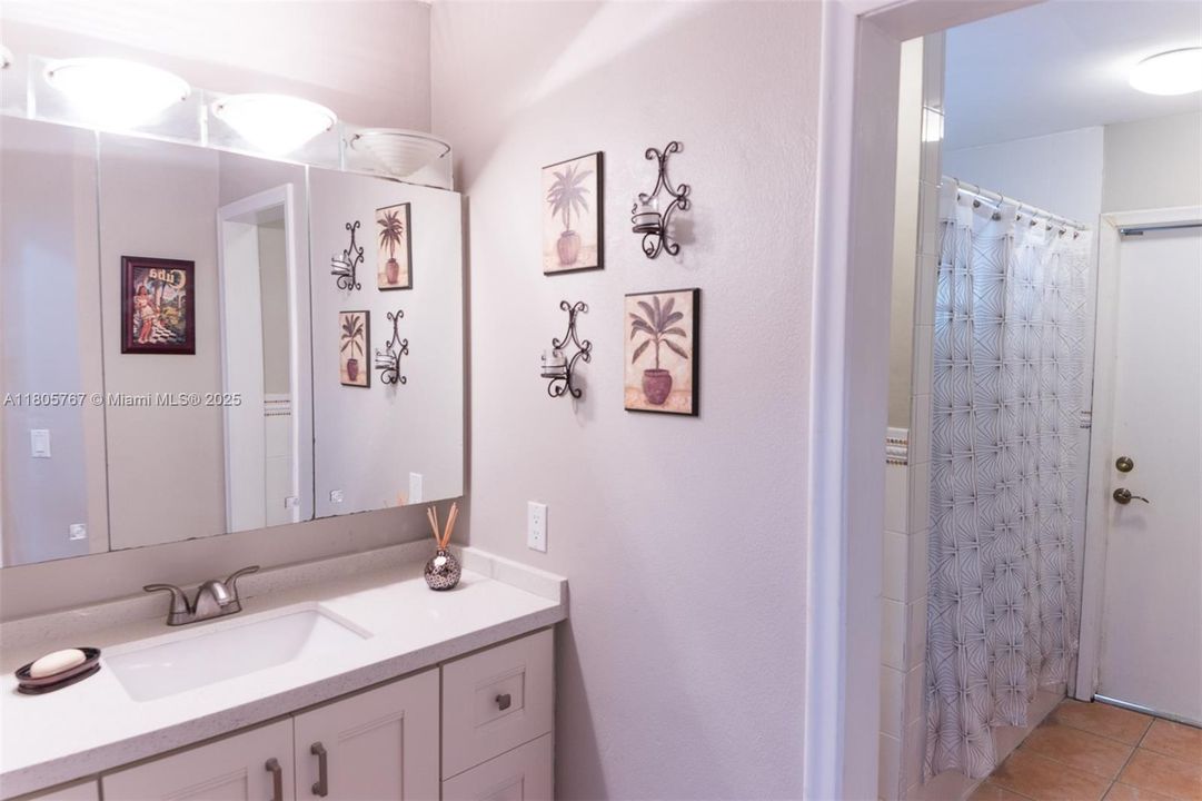 Vendido Recientemente: $1,999,999 (5 camas, 3 baños, 2574 Pies cuadrados)