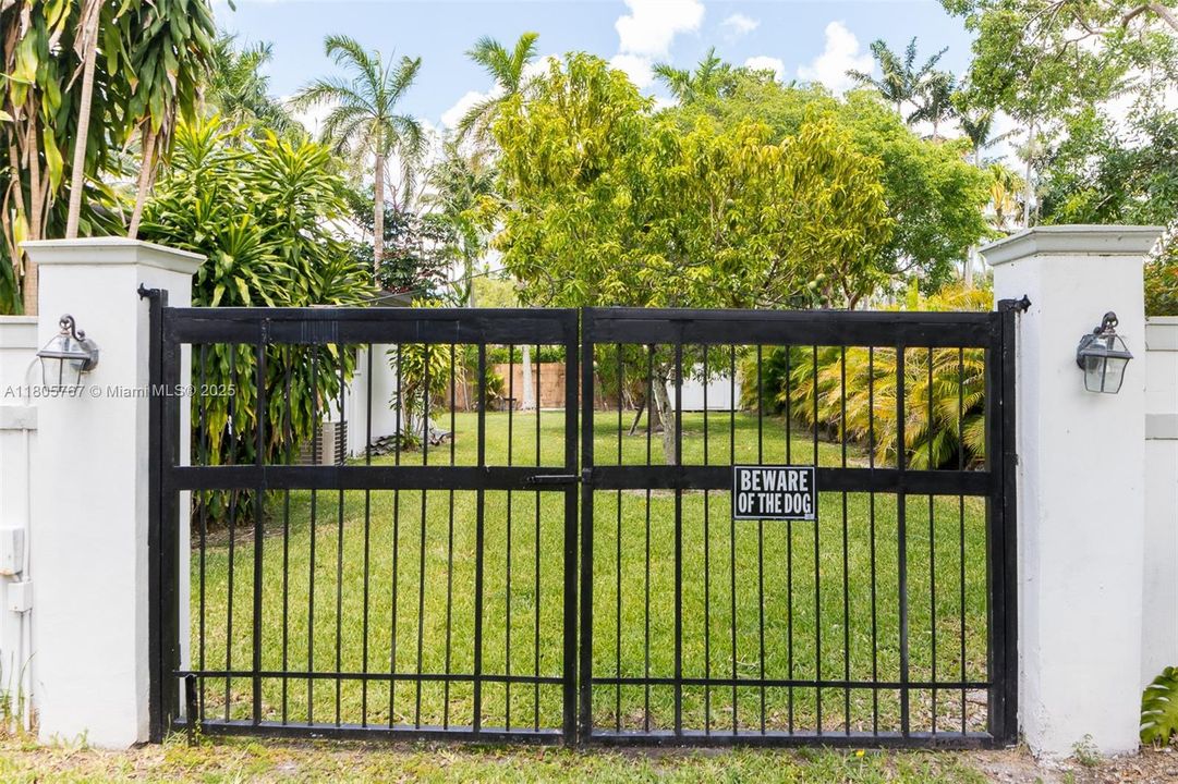 Vendido Recientemente: $1,999,999 (5 camas, 3 baños, 2574 Pies cuadrados)