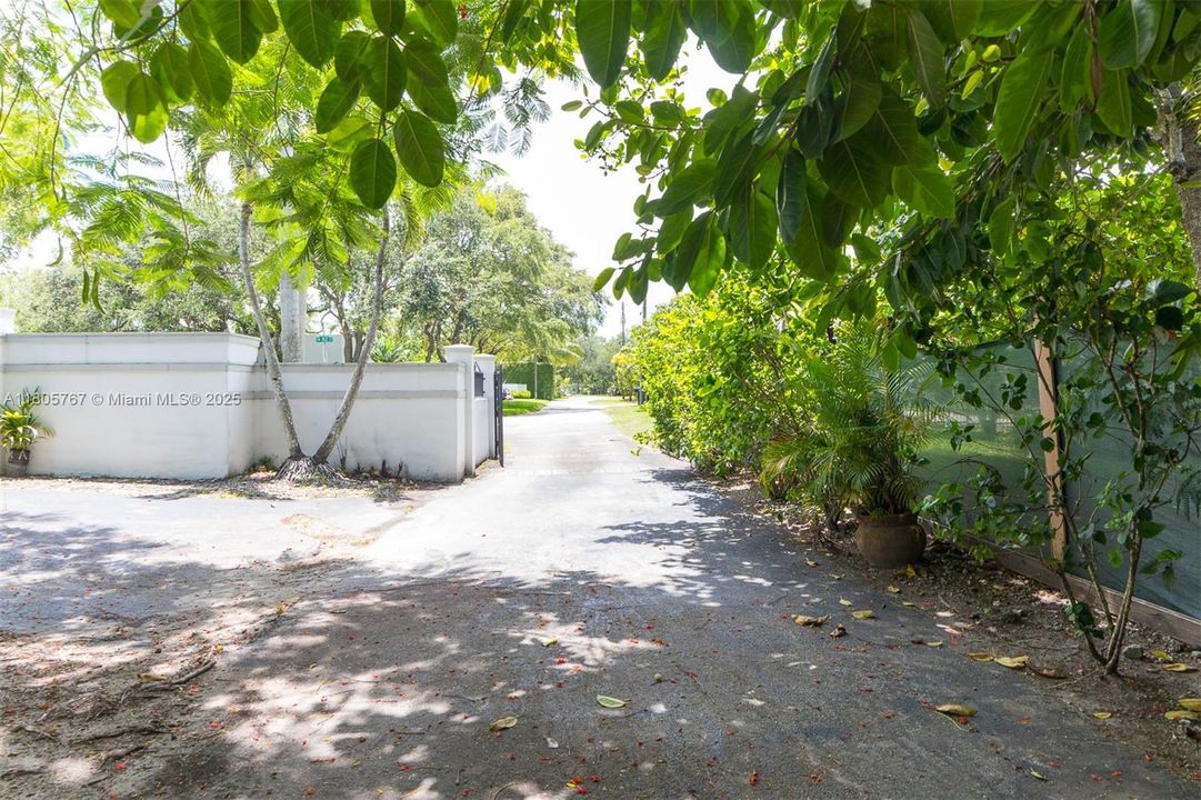 Vendido Recientemente: $1,999,999 (5 camas, 3 baños, 2574 Pies cuadrados)