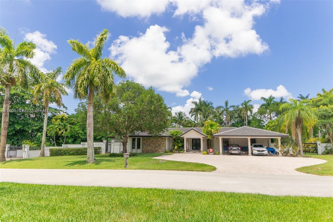 Vendido Recientemente: $1,999,999 (5 camas, 3 baños, 2574 Pies cuadrados)