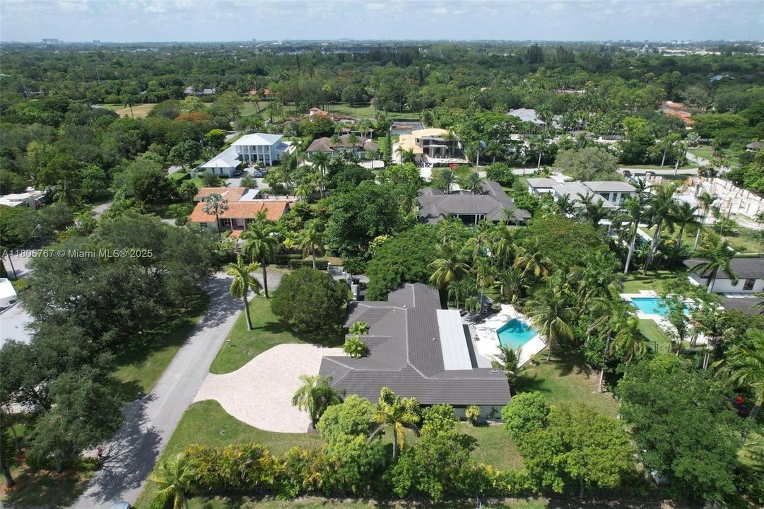 Vendido Recientemente: $1,999,999 (5 camas, 3 baños, 2574 Pies cuadrados)