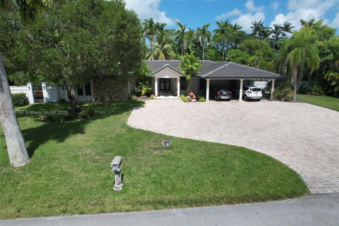 Vendido Recientemente: $1,999,999 (5 camas, 3 baños, 2574 Pies cuadrados)