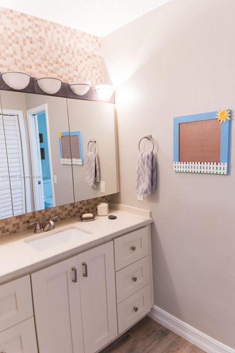 Vendido Recientemente: $1,999,999 (5 camas, 3 baños, 2574 Pies cuadrados)