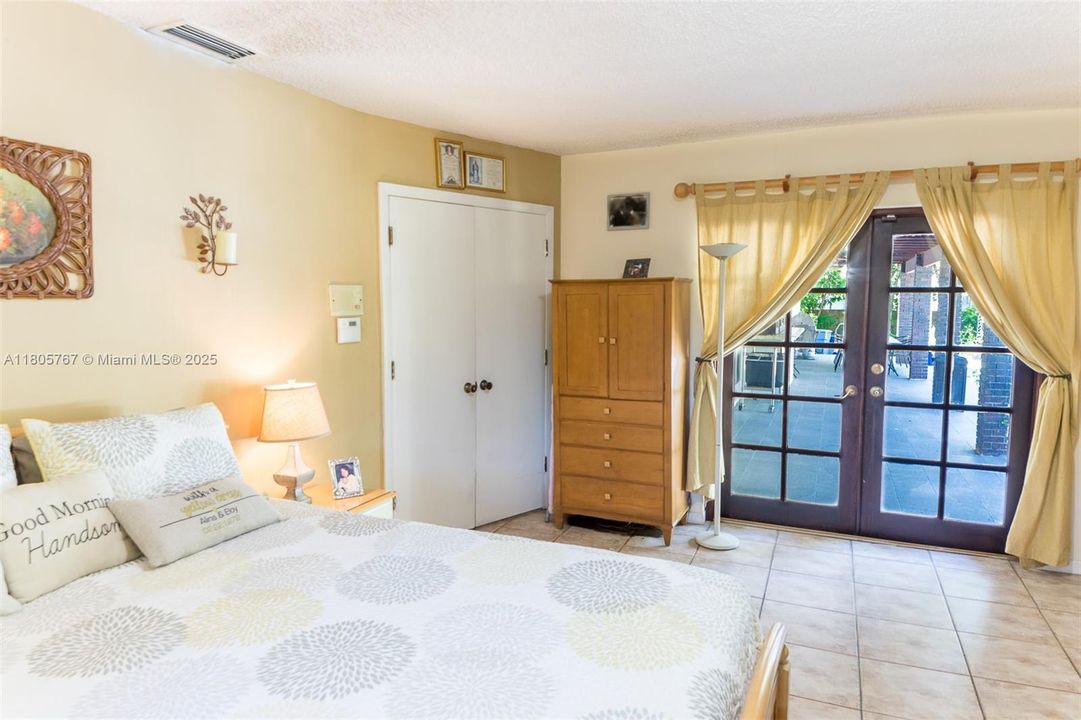 Vendido Recientemente: $1,999,999 (5 camas, 3 baños, 2574 Pies cuadrados)