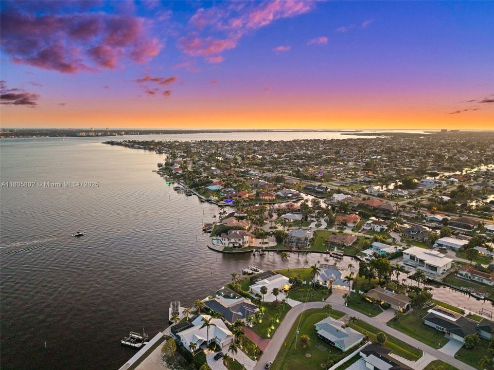 Direct Riverfront in the Evening