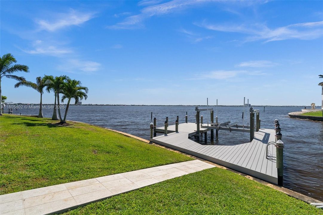 Dock with 13,000 lb lift Right on the Caloosahatchee River