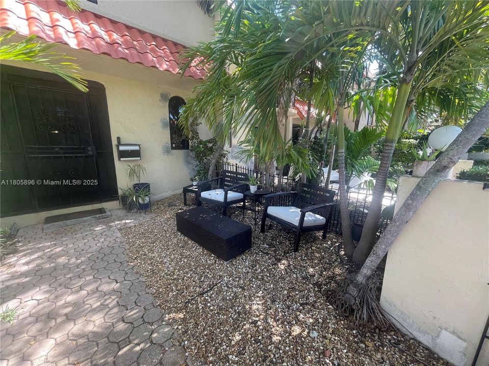 Recently Rented: $3,375 (2 beds, 2 baths, 1507 Square Feet)