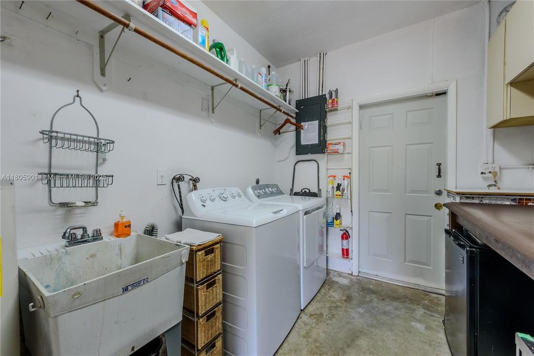 Vendido Recientemente: $1,950,000 (4 camas, 3 baños, 2744 Pies cuadrados)