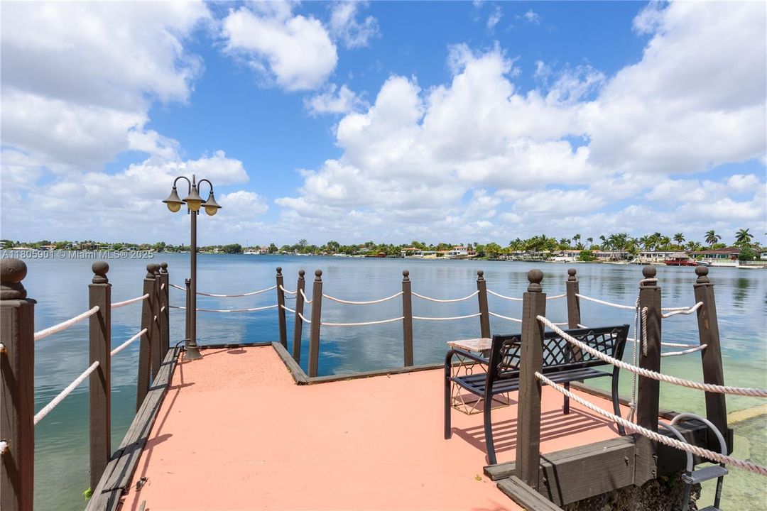 Vendido Recientemente: $1,950,000 (4 camas, 3 baños, 2744 Pies cuadrados)