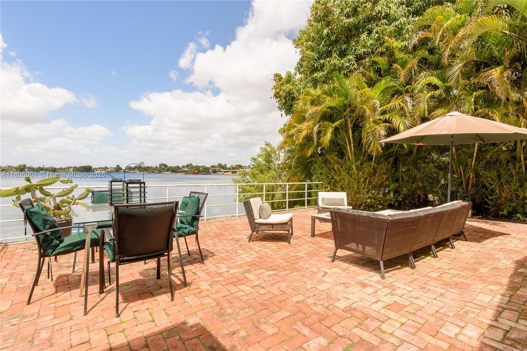 Vendido Recientemente: $1,950,000 (4 camas, 3 baños, 2744 Pies cuadrados)