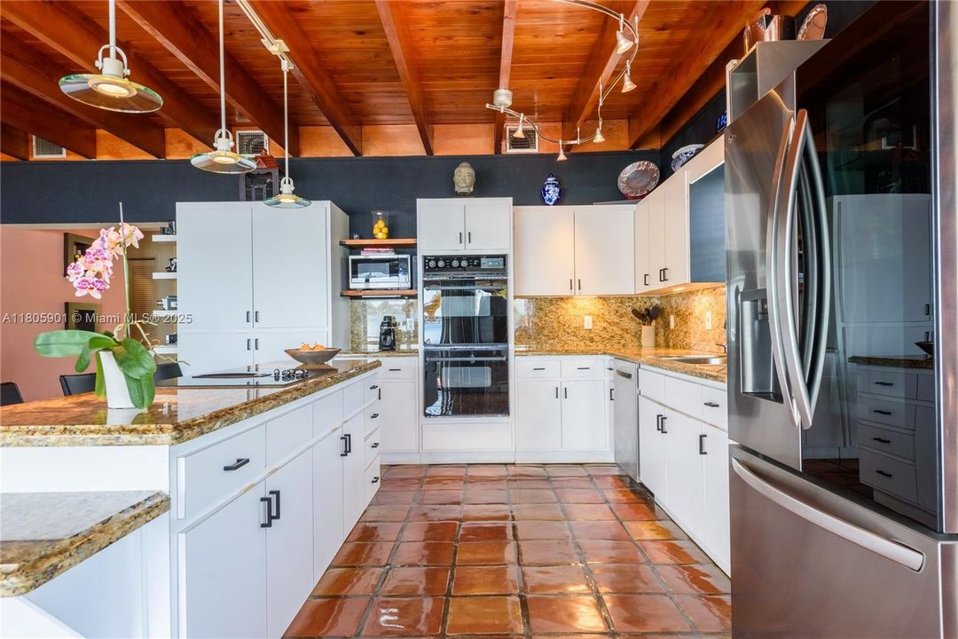 Vendido Recientemente: $1,950,000 (4 camas, 3 baños, 2744 Pies cuadrados)