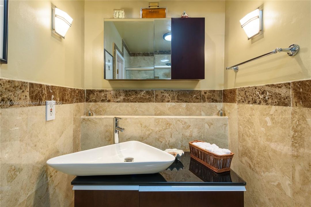 Vendido Recientemente: $1,950,000 (4 camas, 3 baños, 2744 Pies cuadrados)